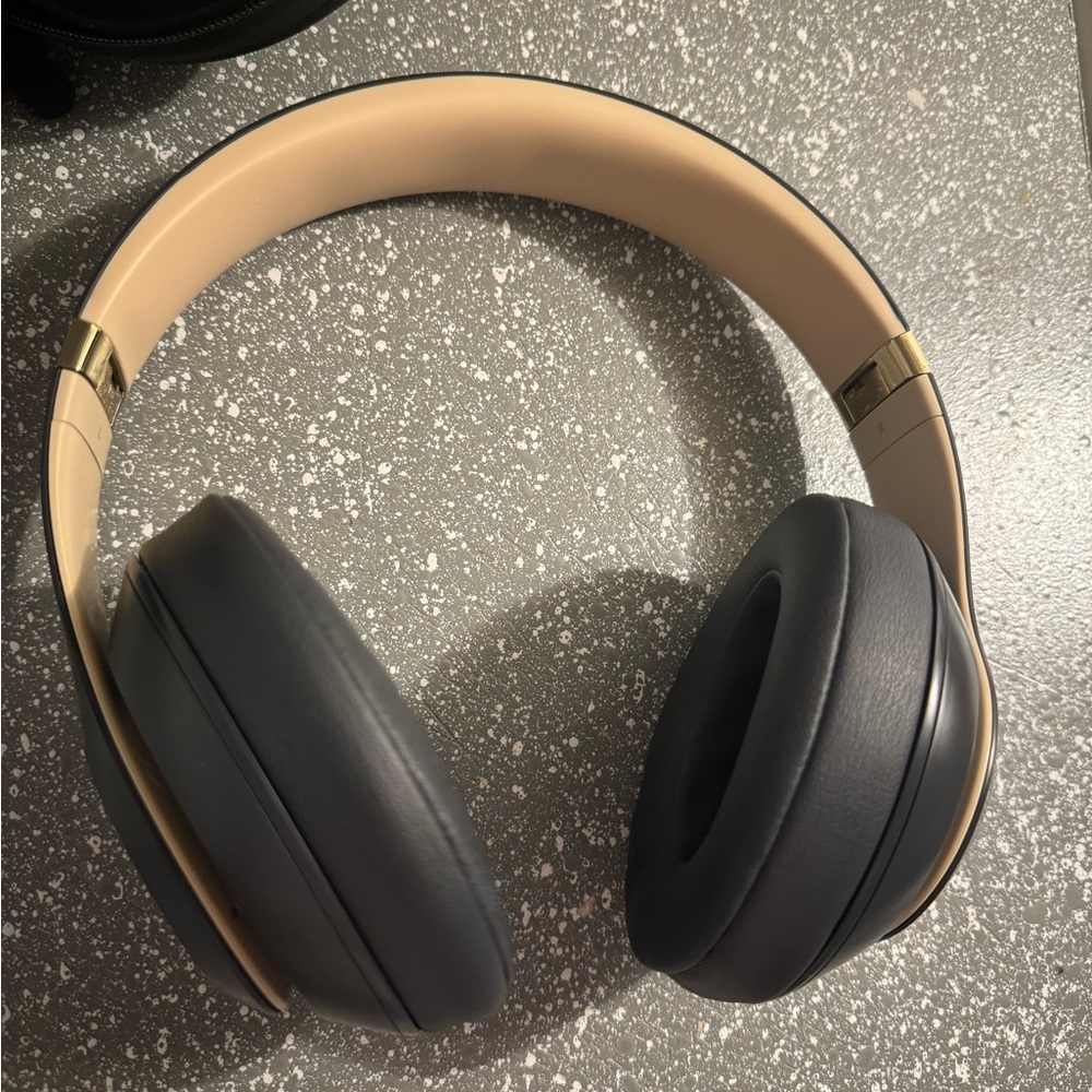 Beats Studio 3 Wireless ( noise cancelling)